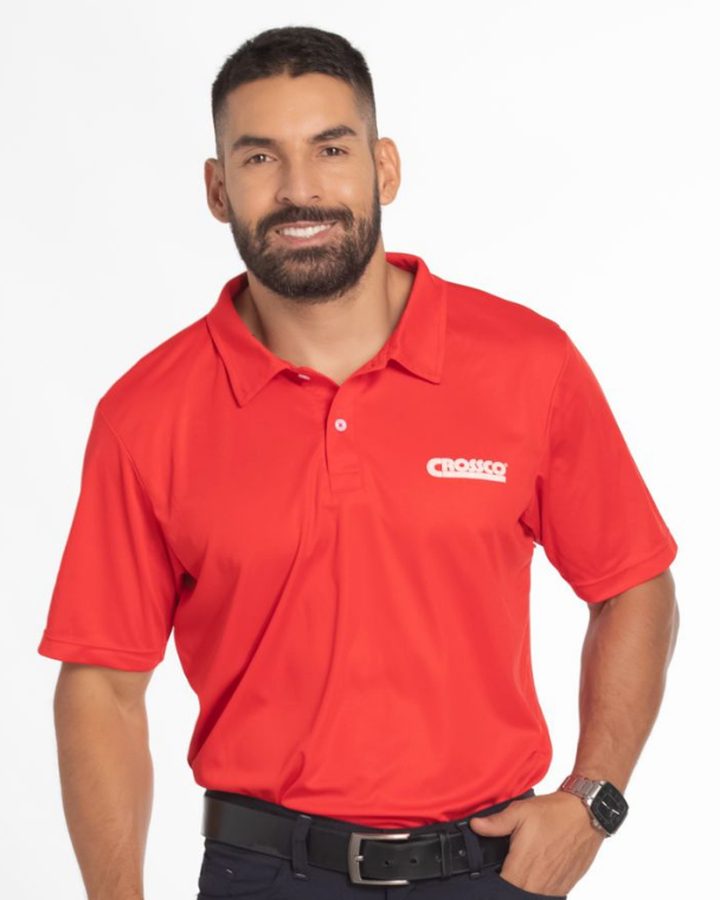 Empleado con polo de servicio rojo con bordado del cliente en el pecho